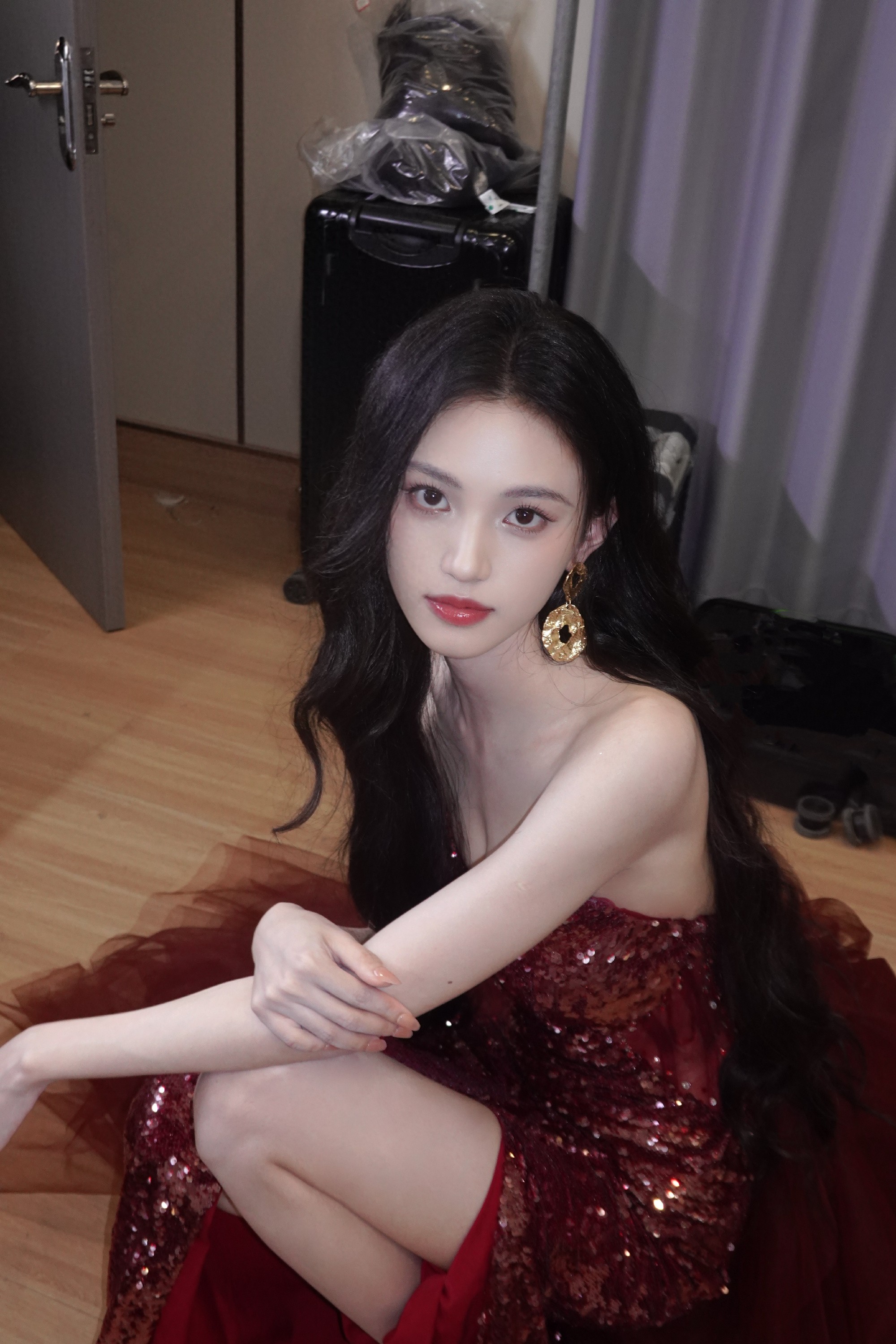 沈羽洁酒红亮片裙好绝！露背造型美到挪不开眼