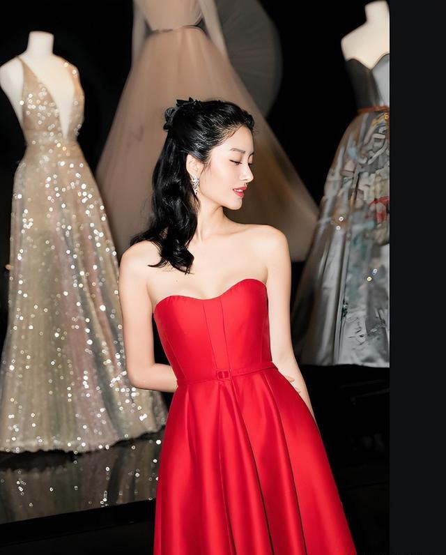 33岁杨采钰孕肚曝光!手扶后腰孕相明显,男友高大帅气陪伴左右