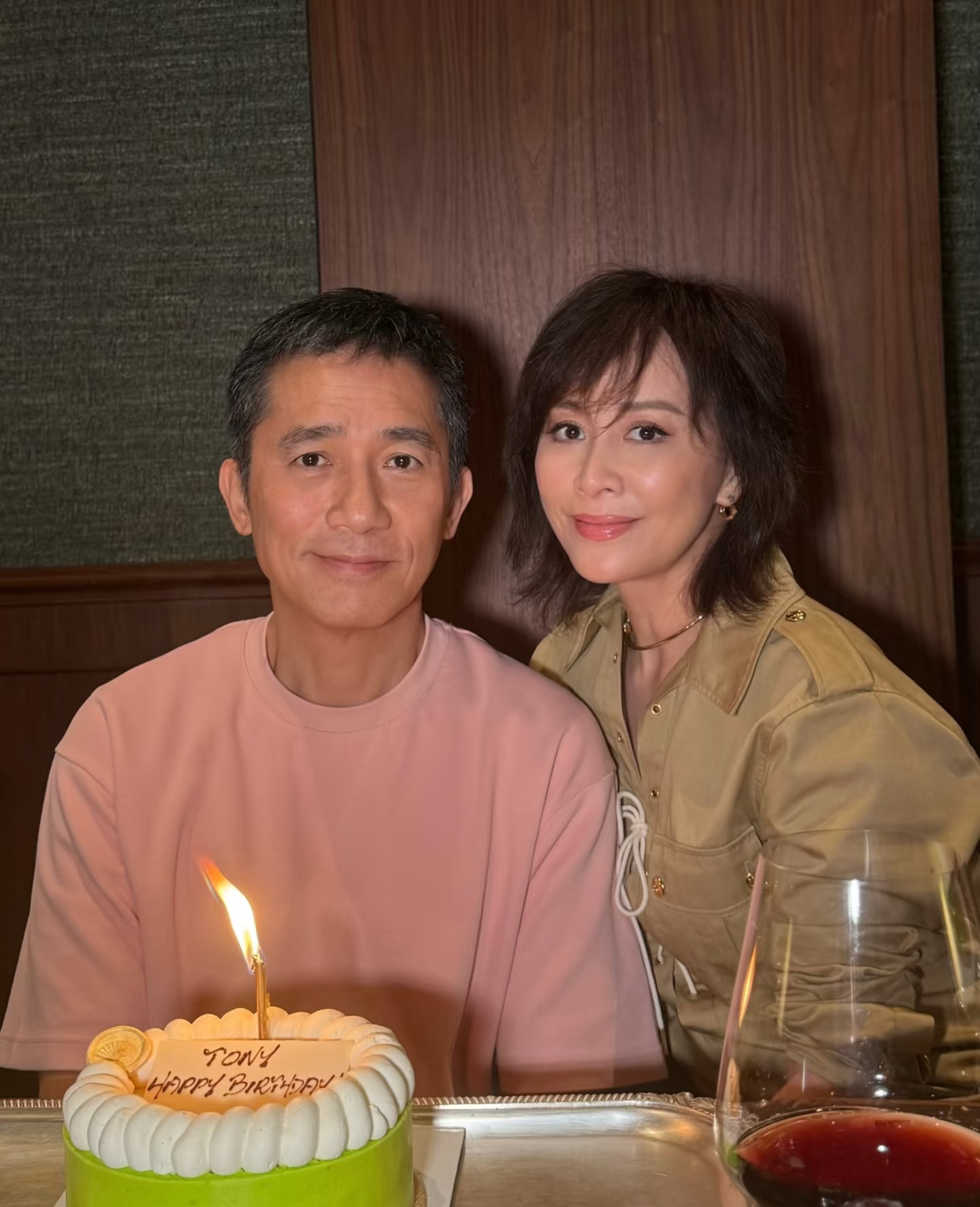 刘嘉玲穿军大衣现身草原体验骑马挤牛奶好接地气,可惜梁朝伟没来