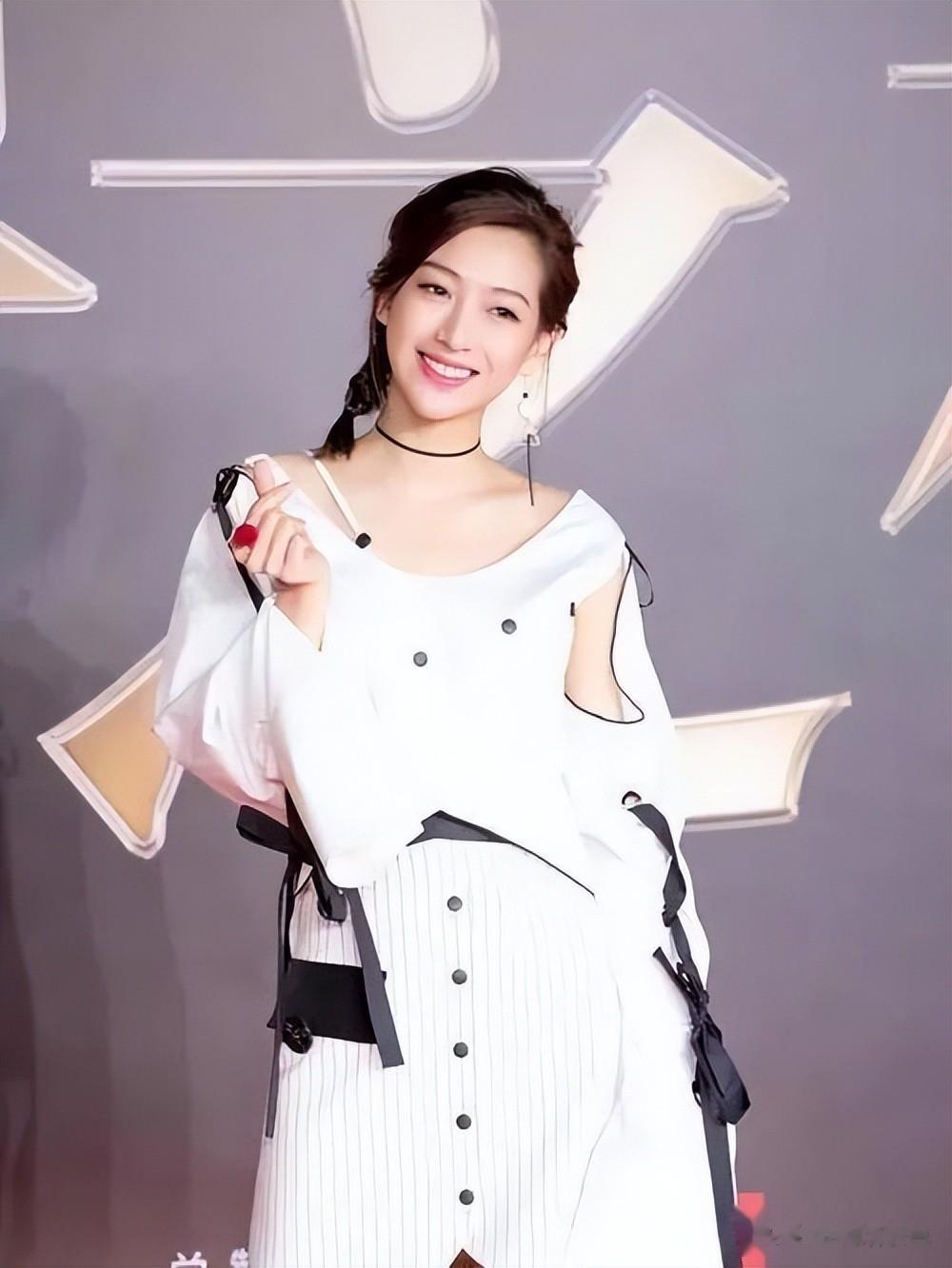 她是浙江知名主持,嫁富商定居美国,住大别墅生活奢华,5年生3娃