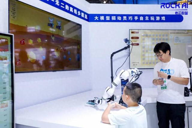 WAIC現場,全球首個擁有原生記憶力的大模型亮相,不是Transformer