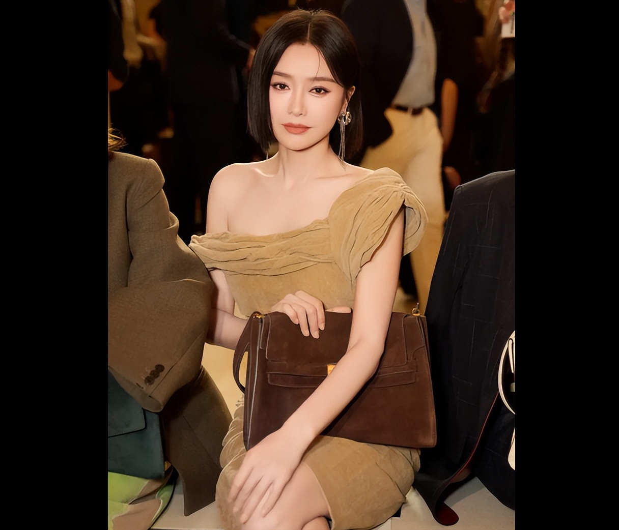 秦岚露肩紧身裙秀白皙美腿，亮相纽约，魏大勋有福了！