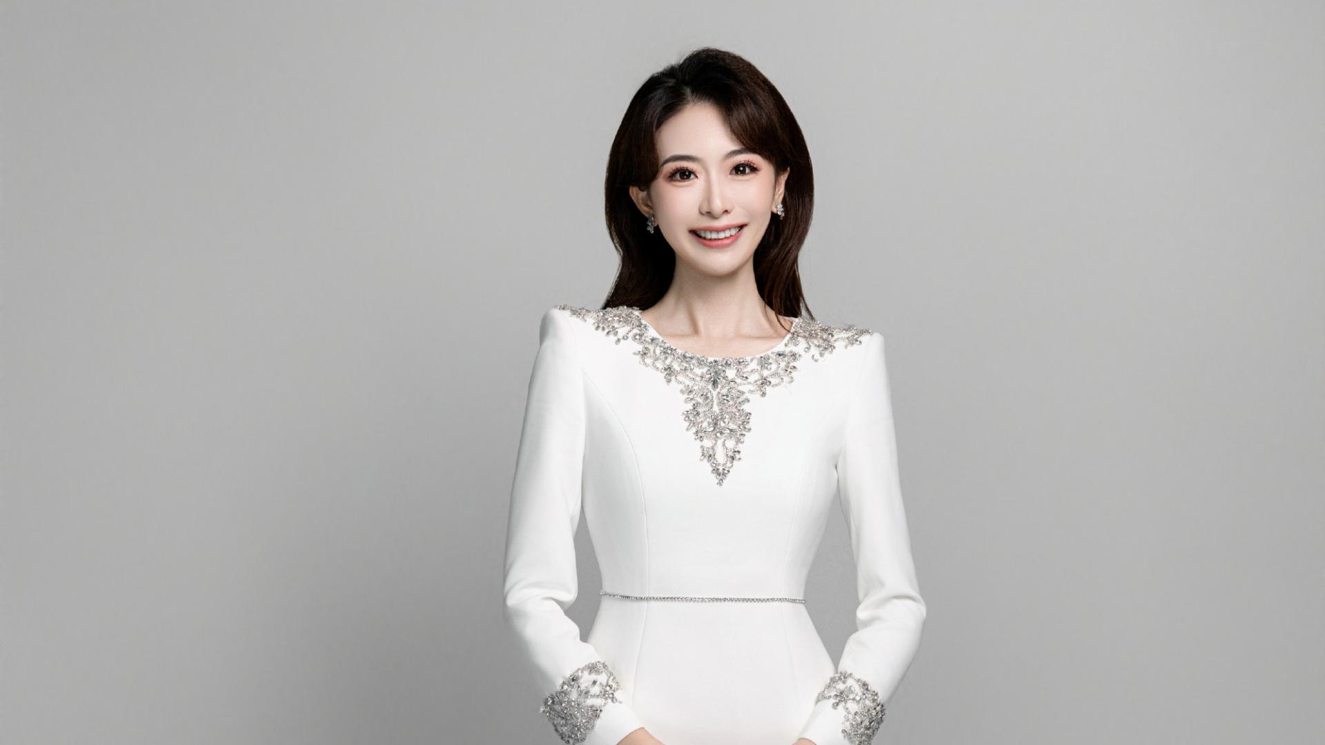 主持人杨帆，职业装