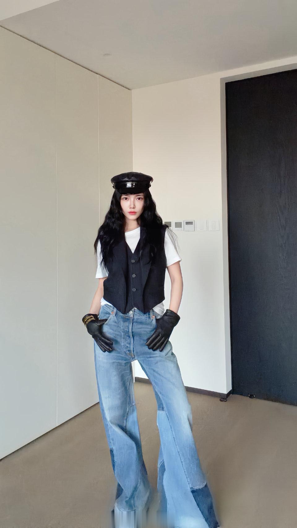 王灿晒杜淳给搭配的衣服！拖地牛仔裤配短袖和马甲，莫名的时尚感