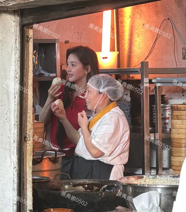 现在的女明星真的都太瘦了，章若楠本人好薄一片，她脸都没大勺大