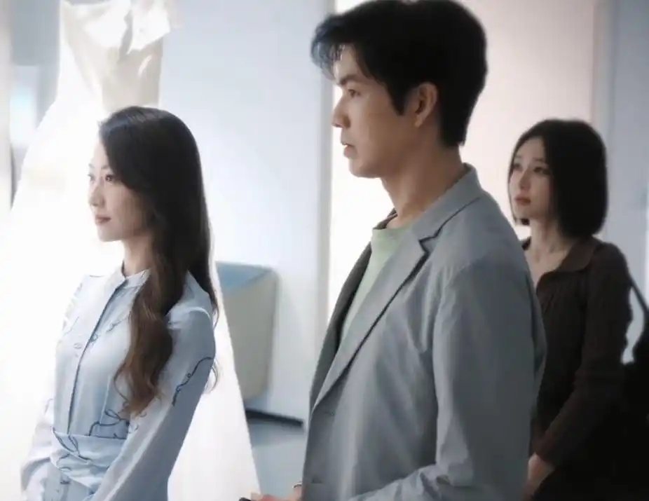 集体装嫩、剧情狗血，一大把年纪还演偶像剧？秦岚钟汉良，收手吧