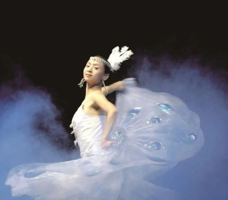 当年千手观音的聋哑人领舞，被富商苦追8年，如今她成了这副模样