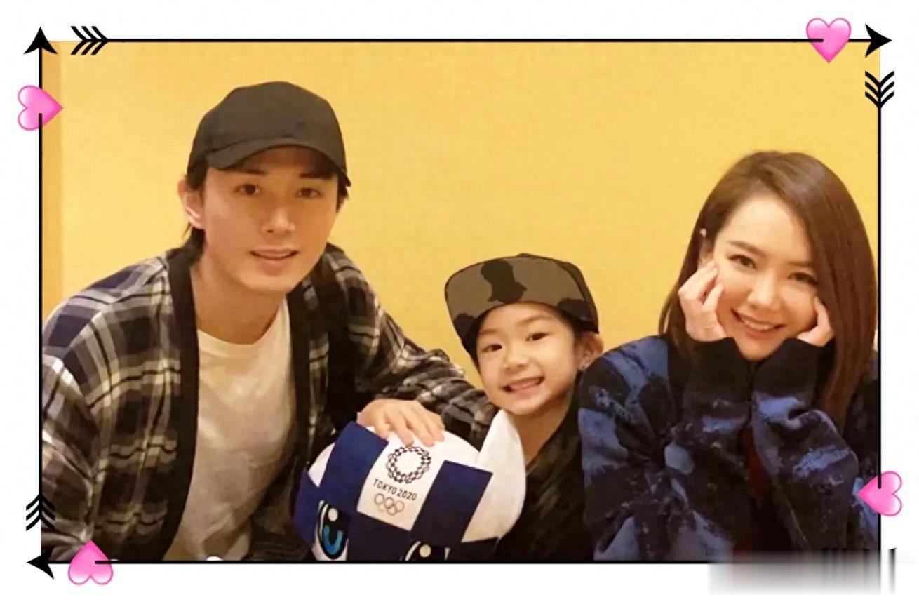 戚薇李承铉一家四口国贸理发被偶遇,李承铉寸头,单手抱娃帅爆了