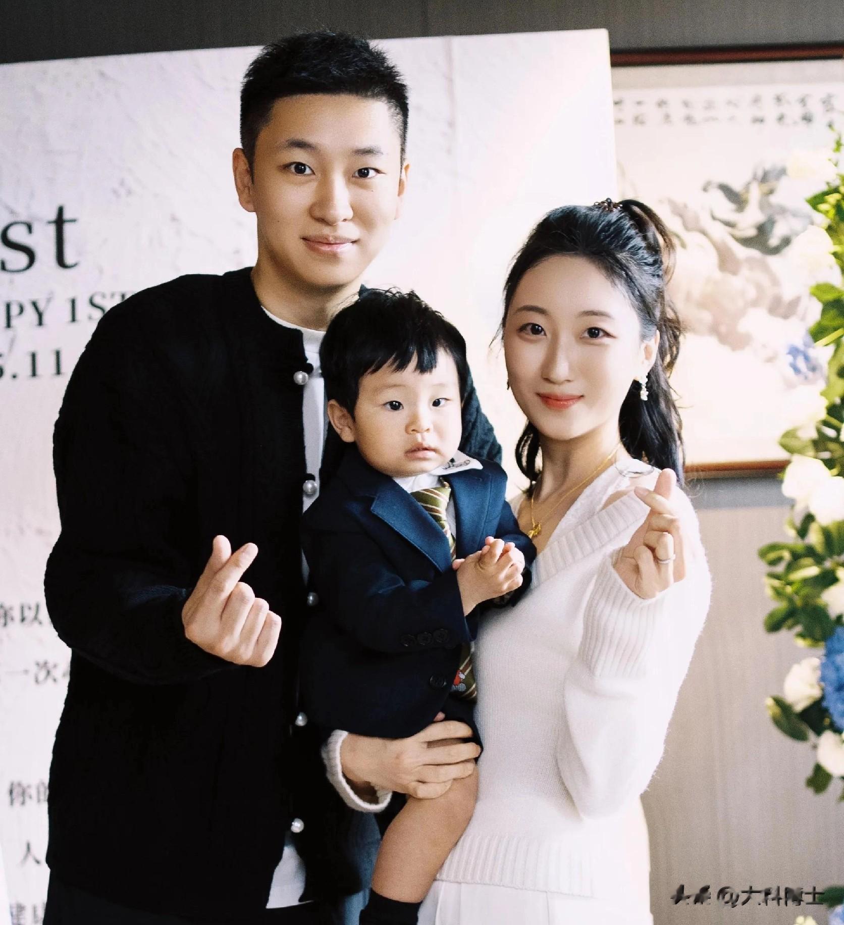 黄晓明一家四口参加生日宴，一大家子颜值都高！小海绵总缠着奶奶