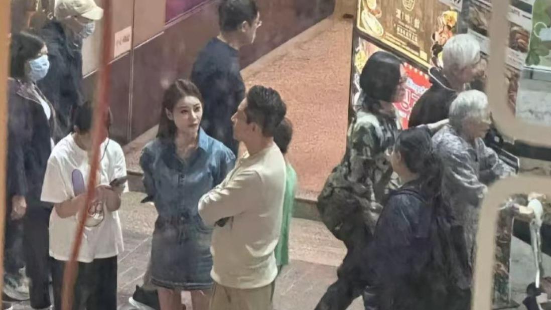 小玥儿露面引热议！汪小菲调教一月多就不驼背，整个人自信挺拔！