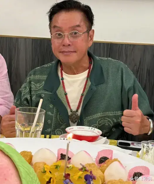 75岁谭咏麟私下视频流出,信息量大!陈百祥左拥右抱,衣服引热议