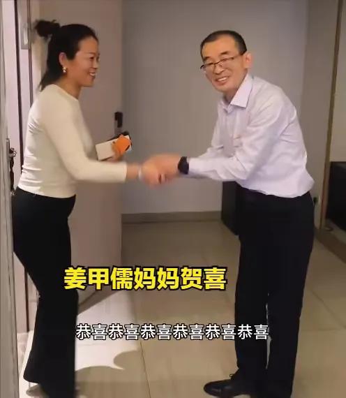 谢浩男妈妈首次露面,长得很漂亮!带儿子买衣服喝奶茶,合影曝光