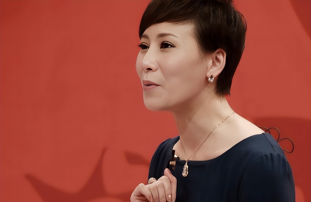 曾是新老娘舅“铁三角”,离开上海台4年后,50岁的她过得怎样?