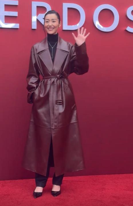 北京这天,被“笑不露齿”的辛芷蕾惊艳,不穿暴露礼服却惊艳四座