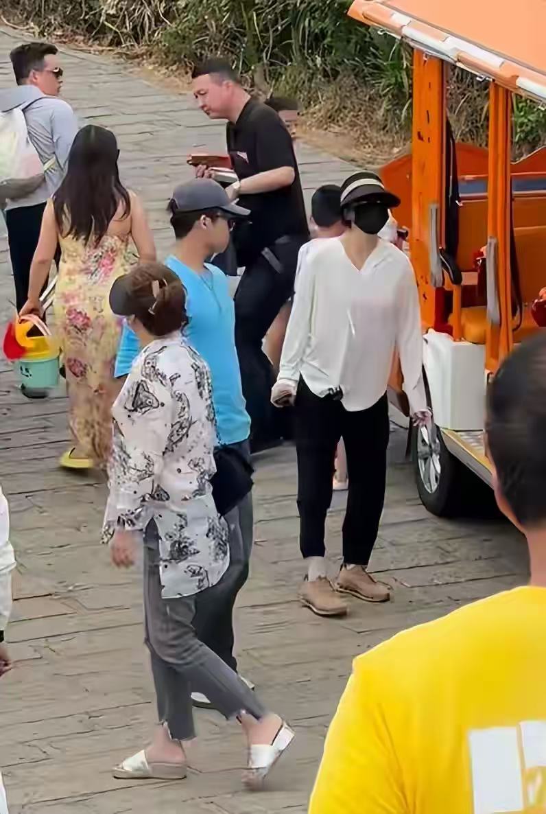 章子怡带全家游三亚！醒醒长胖了不少，儿子超帅，侄子有180高
