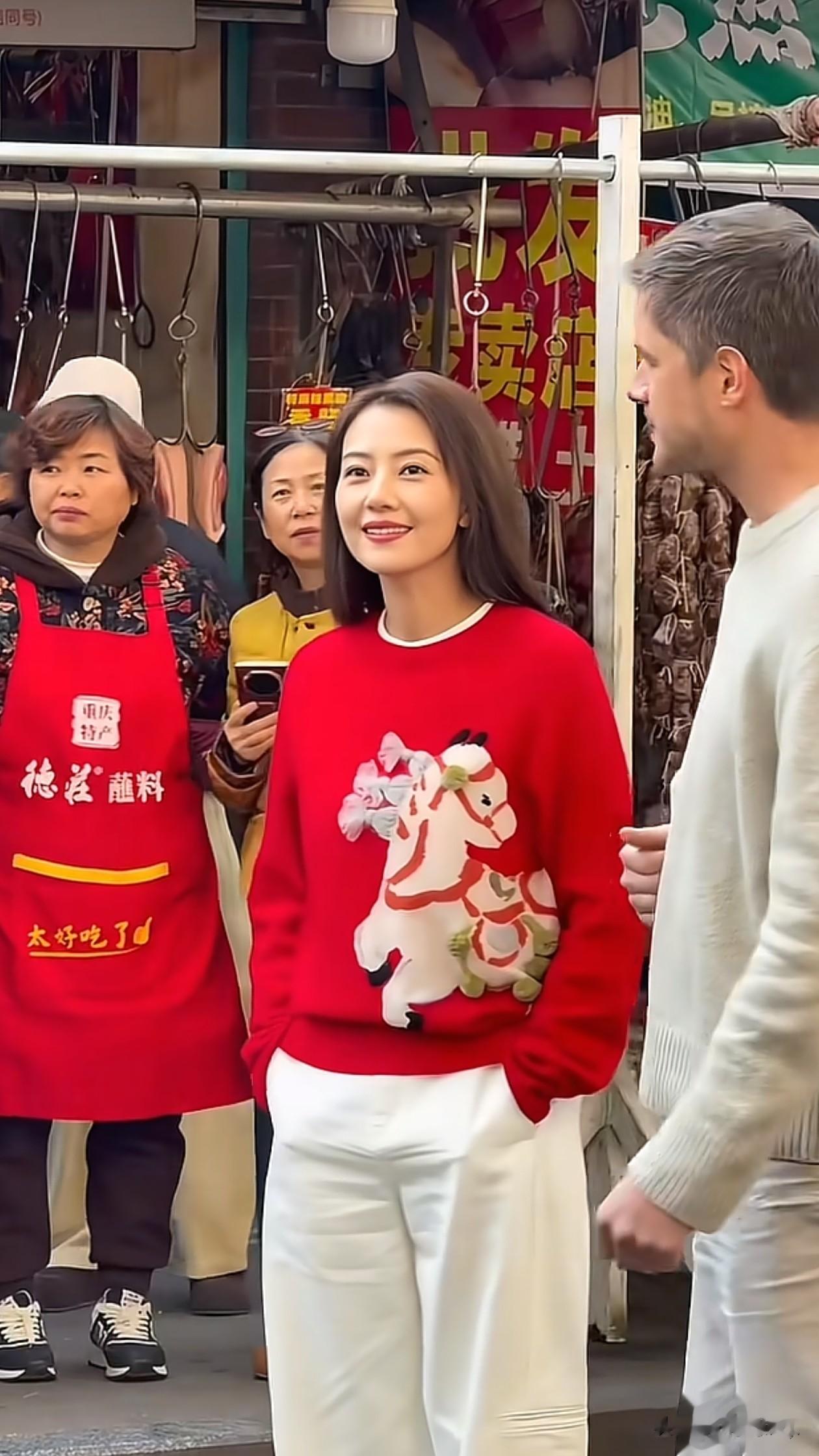 46岁高圆圆街头穿搭:红毛衣+白裤子,有法令纹,颜值却依旧抗打