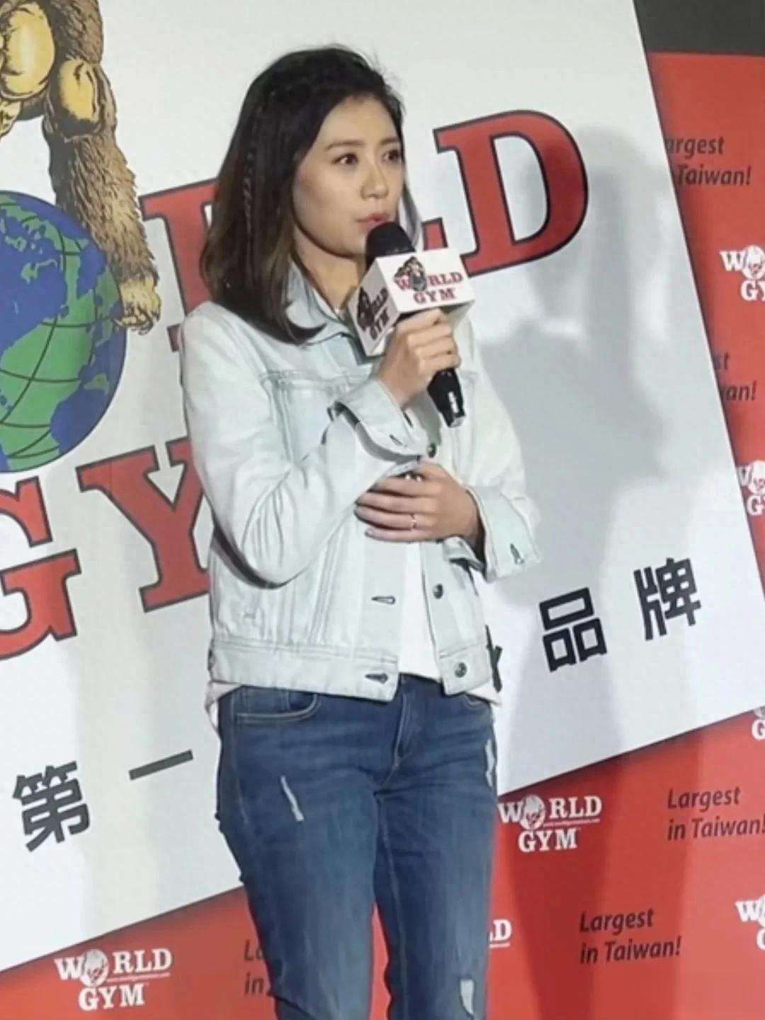 贾静雯浅牛仔外套配牛仔裤,状态在线