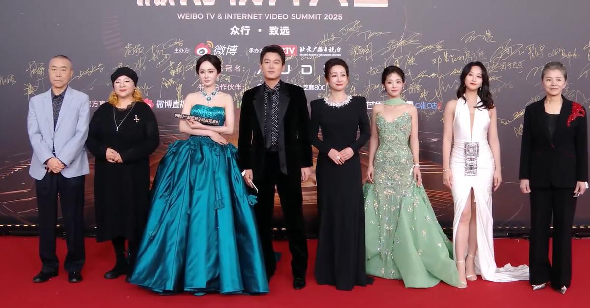 微博视界：关晓彤又黑又壮，蒋欣瘦成纸片人，欧豪偷看马思纯