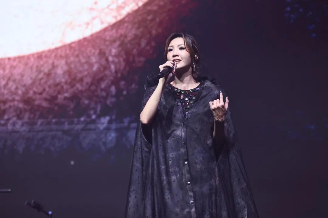 TVB女星一家四口吉林长白山滑雪,八岁女儿越大越靓女