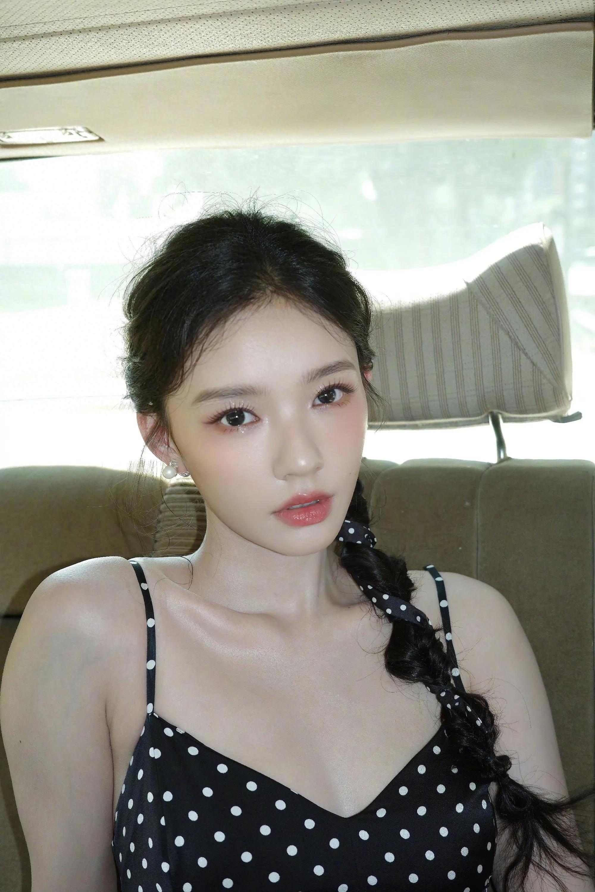 林允性感吊带裙