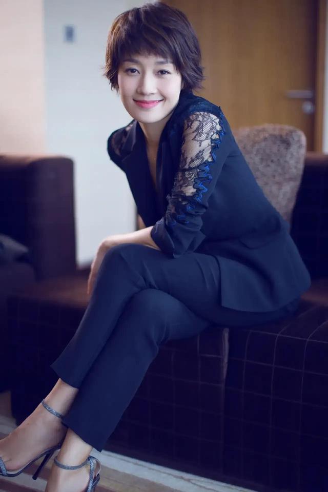 马伊琍花期太短了,爱抽烟的女人难抗老,岁月留下的痕迹太明显了
