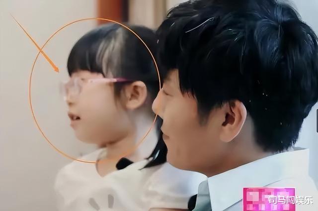 伊能静带全家珠海度假，8岁米粒戴斜视矫正眼镜，给爷爷扇风解暑