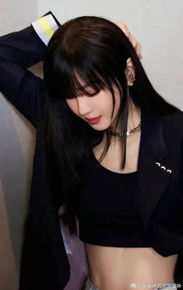 51岁天后首度承认私生子,一直未婚,网友:她看上去比儿子还年轻