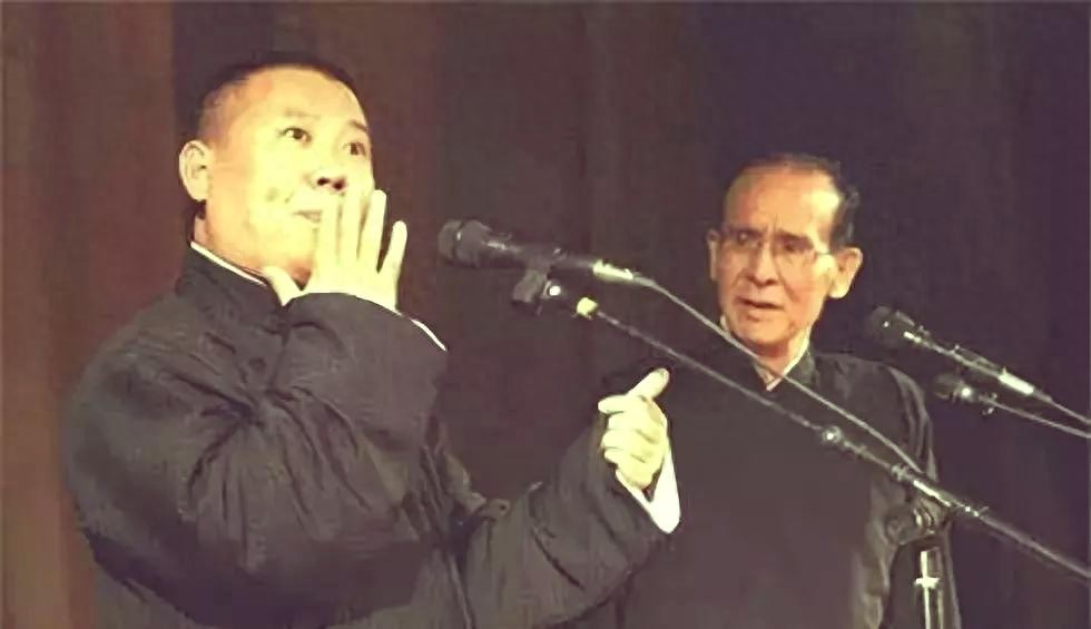 好卑微！郭德纲新剧开机，秦霄贤跑着撑伞讨好，合影依旧是背景板