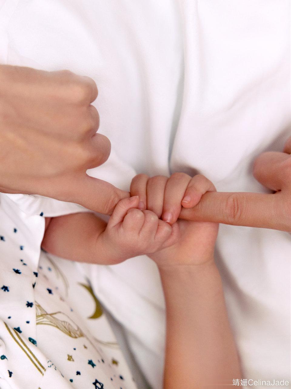 卢靖姗晒圣诞节美照！穿棕色毛衣配红色高跟鞋，生二胎后气质更绝