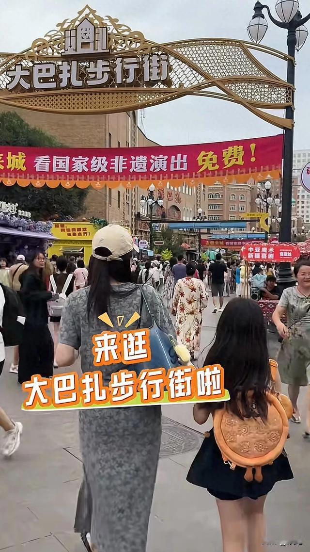 佟丽娅和董璇母女逛步行街!小酒窝像妈妈,董璇大口吃面好有食欲