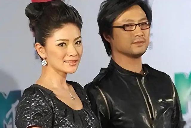 汪峰女友近照曝光：腹部明显突起，妈妈表情说明一切！