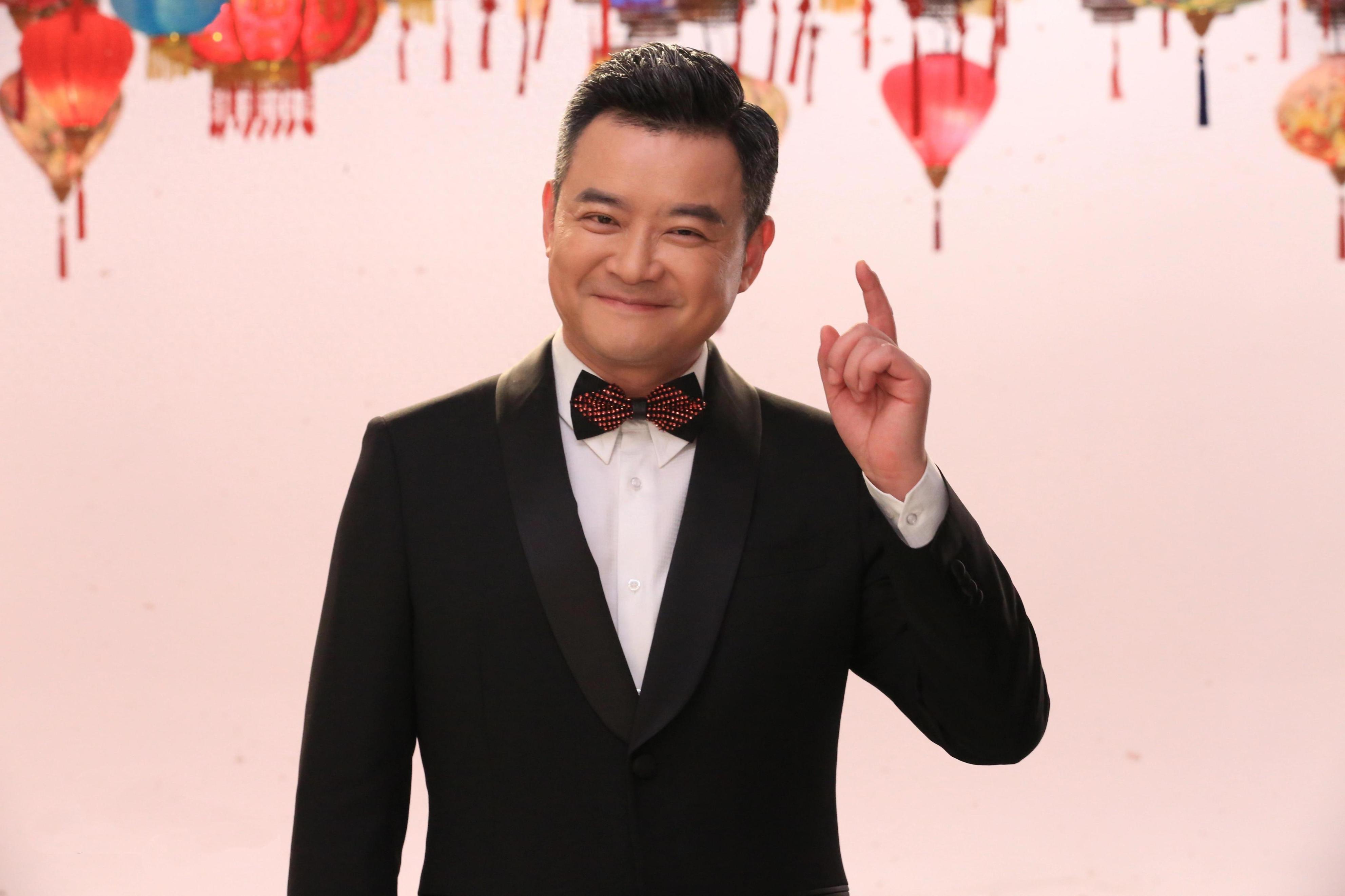 他是央视知名主持人,31岁因一句话离央视赴美国,如今51岁怎样了