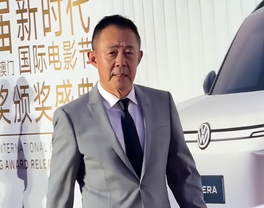 电影节红毯，颜丹晨深V性感，杜雨宸穿抹胸，76岁王馥荔艳冠群芳