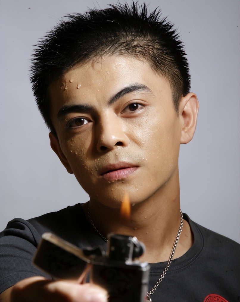 2岁时就火遍全国，却因身高被学校拒之门外，如今49岁已成导演