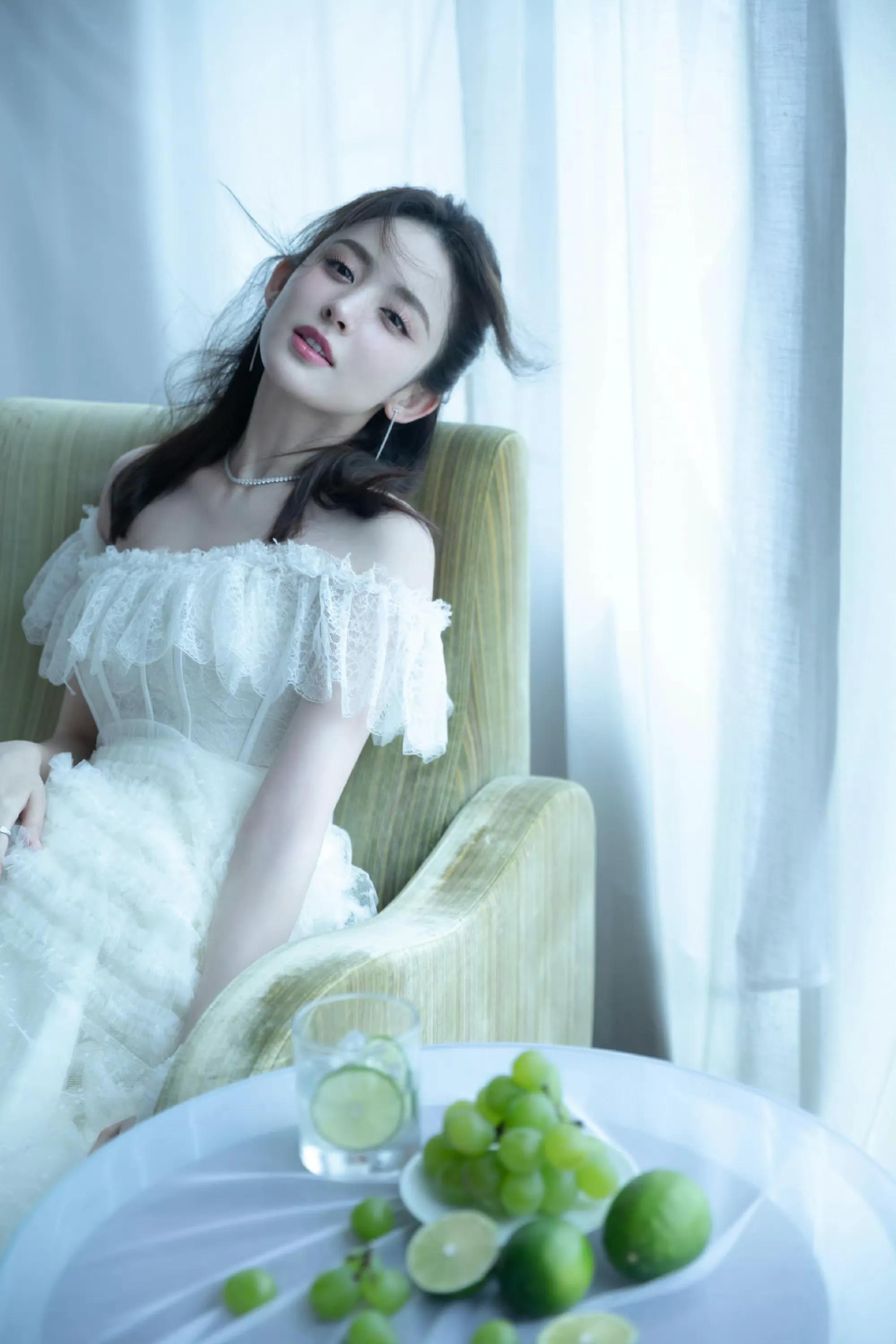 娜扎蕾丝裙甜美动人