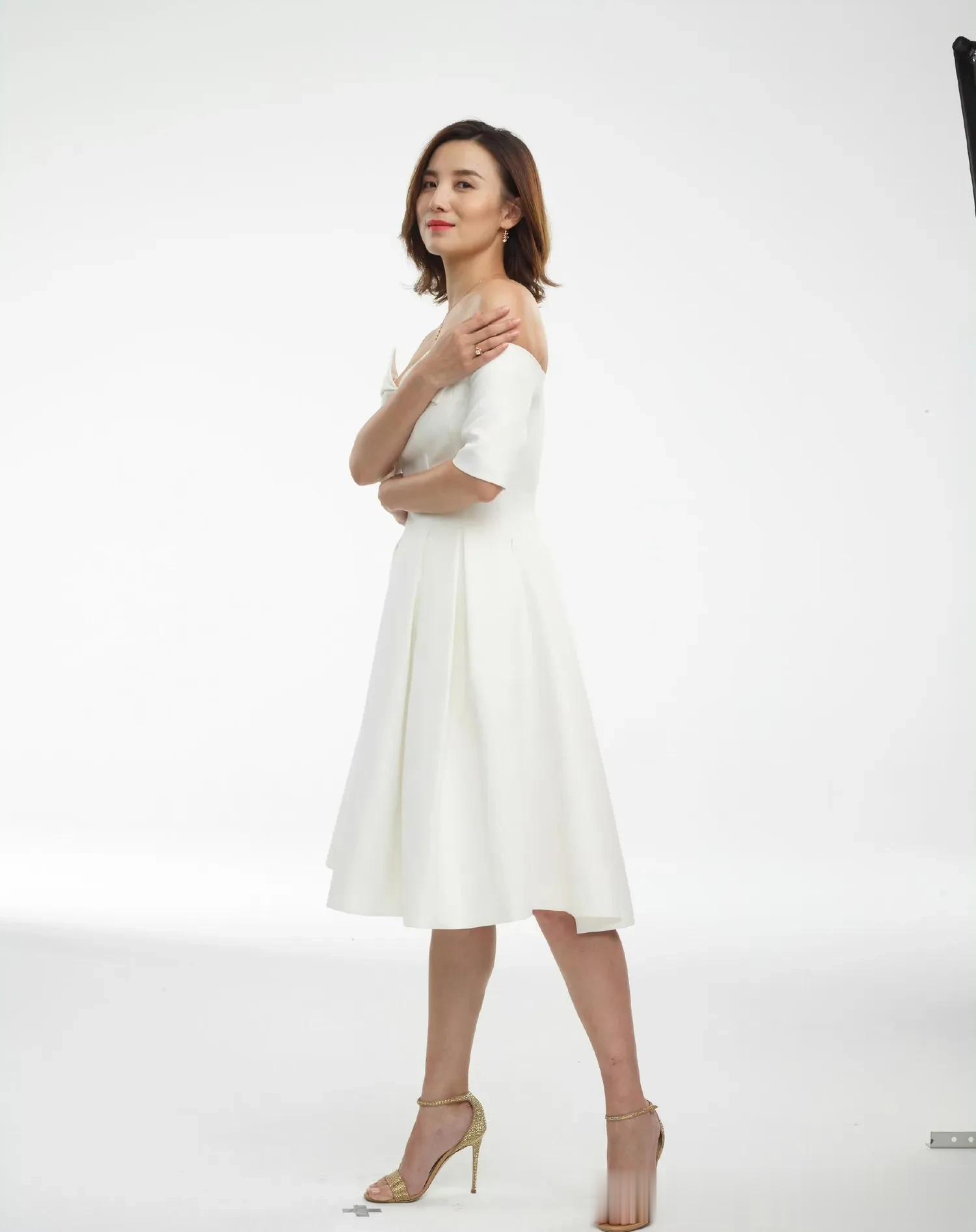 宋佳，棚拍生图皮肤好黄