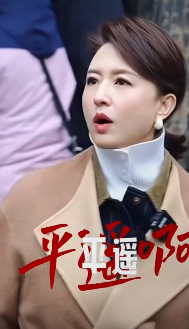 张蕾现身平遥，驼色大衣配高领衫，气质温婉，颜值在线