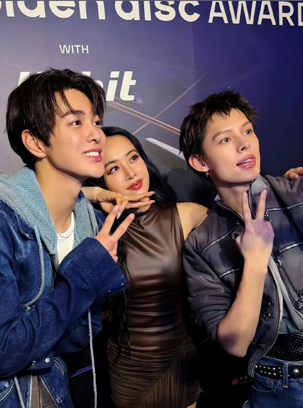 小S出席音乐会站C位!穿一身黑压低帽檐装前辈,嘴角都压不住笑容