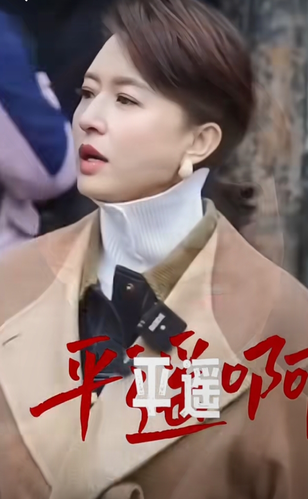 张蕾现身平遥，驼色大衣配高领衫，气质温婉，颜值在线