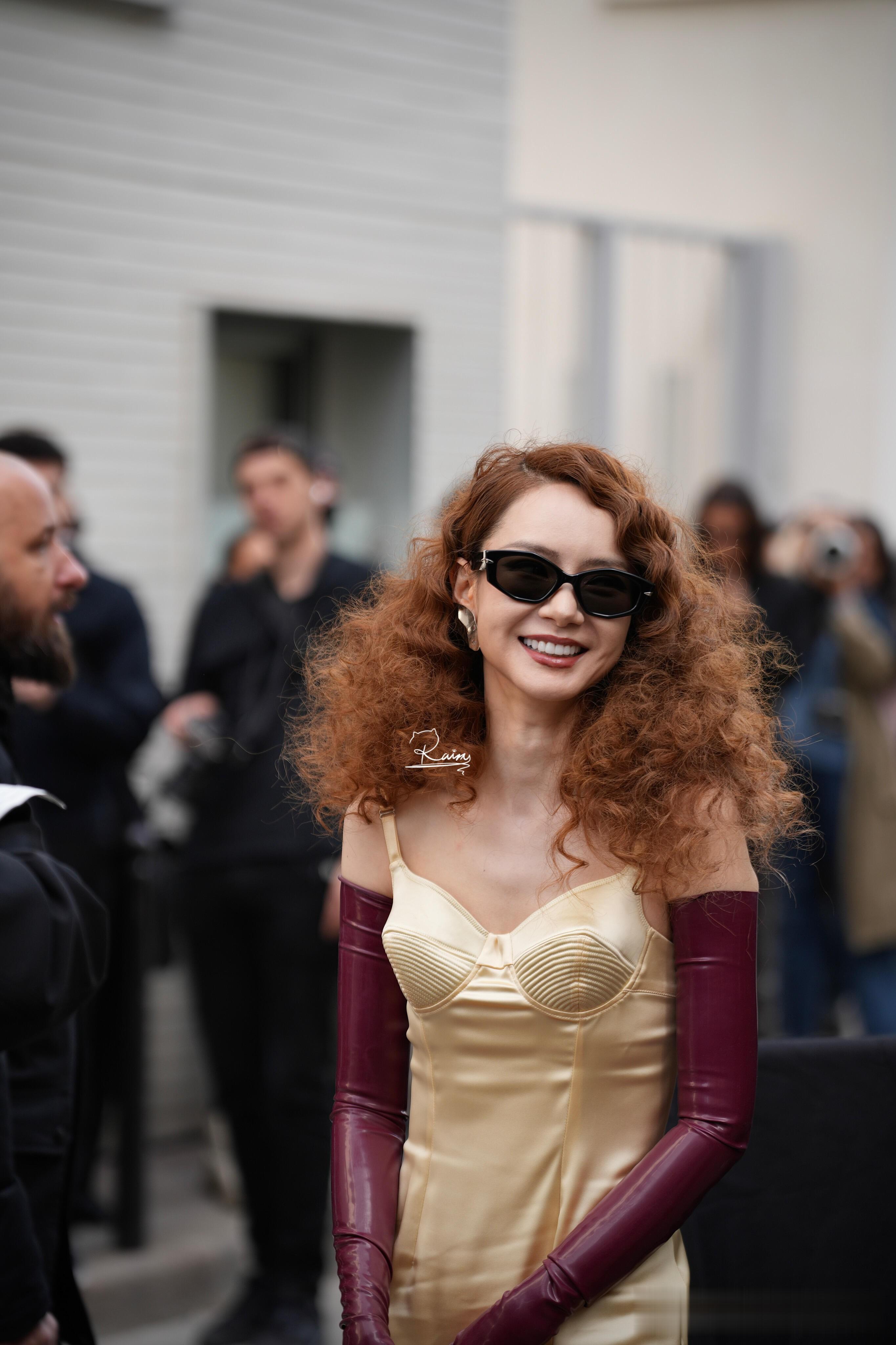 戚薇现身Mugler大秀,脸部凹凸不平排骨胸,内娱畸形审美好吓人