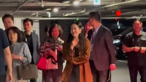 玄彬带两家父母支持孙艺珍新作，俩妈妈拎着爱马仕，都好有气质