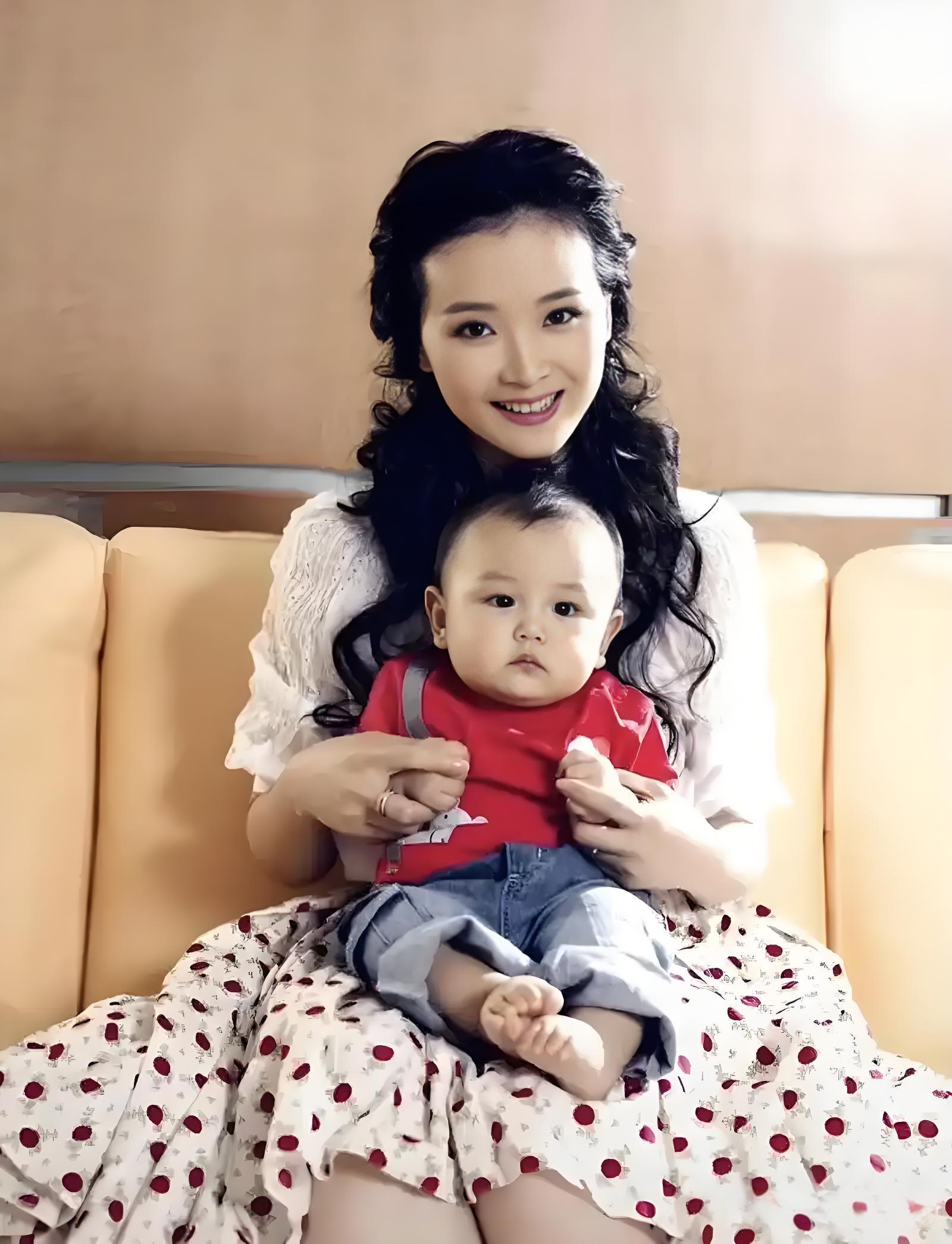 王艳晒19岁儿子近照,球球已经比妈妈高出半个头,长的像妈颜值高