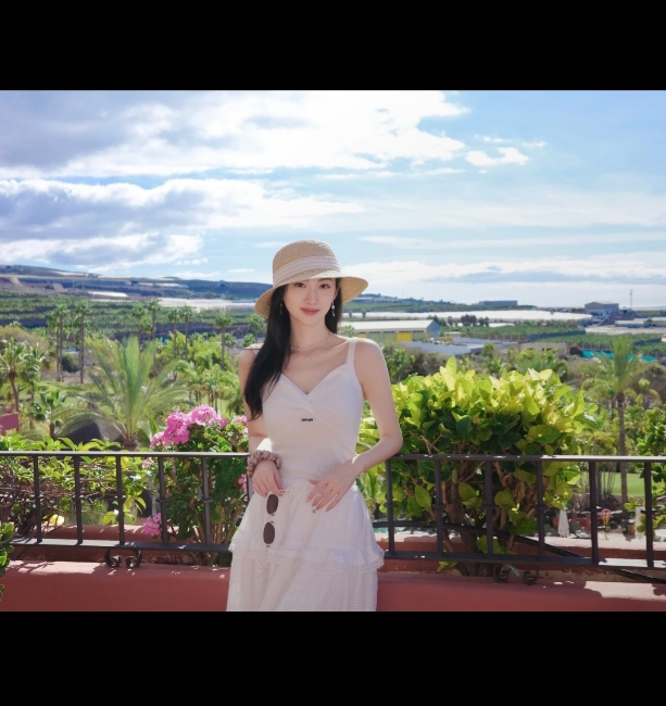 景甜最新度假美照,一袭白裙配长发,温柔又漂亮