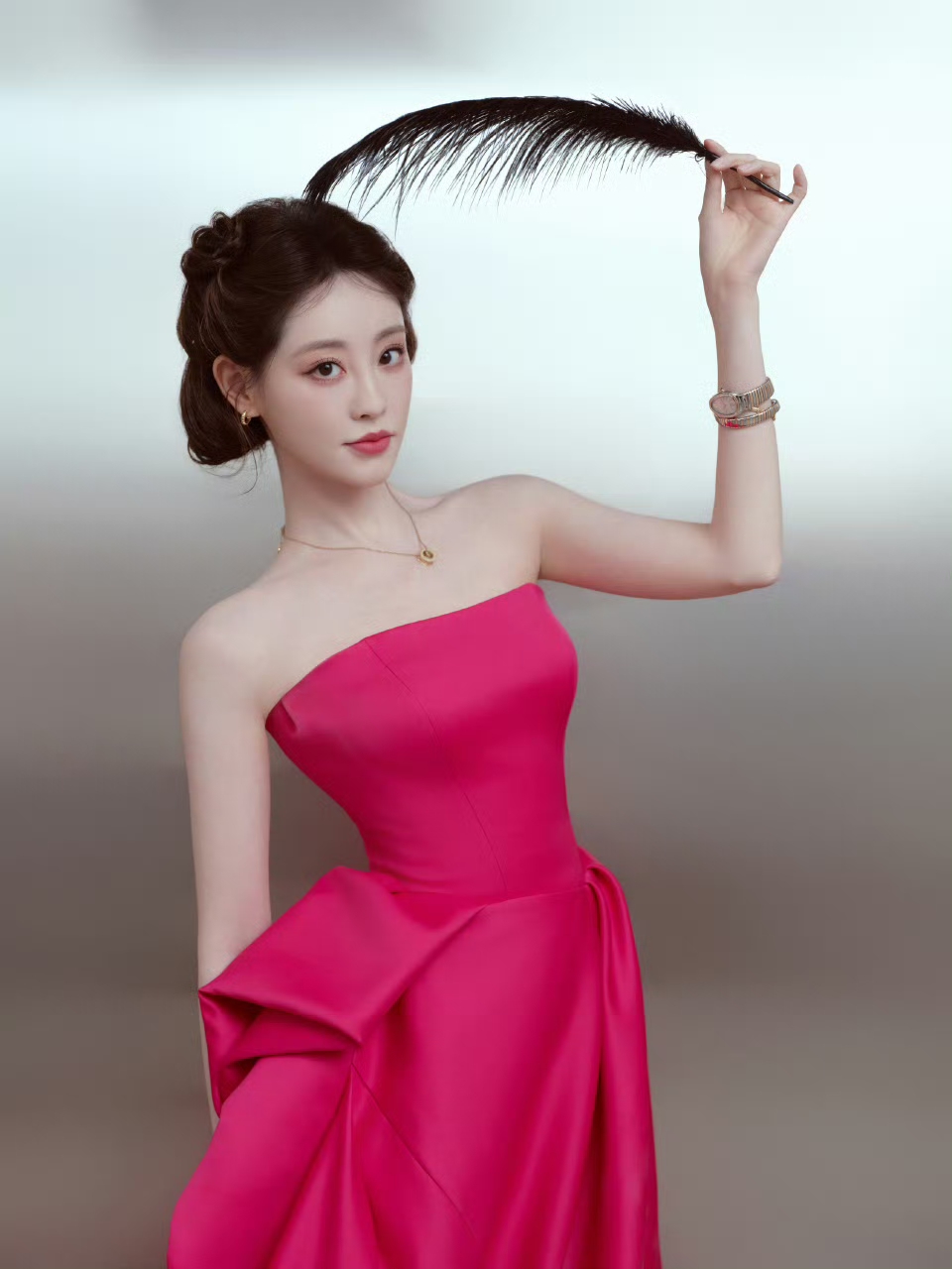 祝绪丹身穿一袭桃粉长裙 白嫩得能掐出水