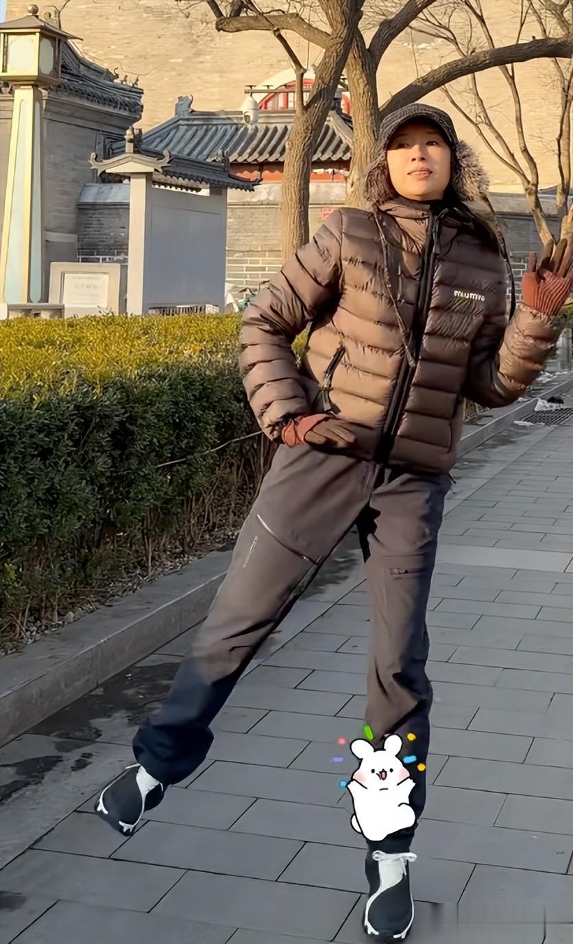 45岁董洁骑行天安门，穿1万7羽绒服在大街吃肉串，回家独自包饺子