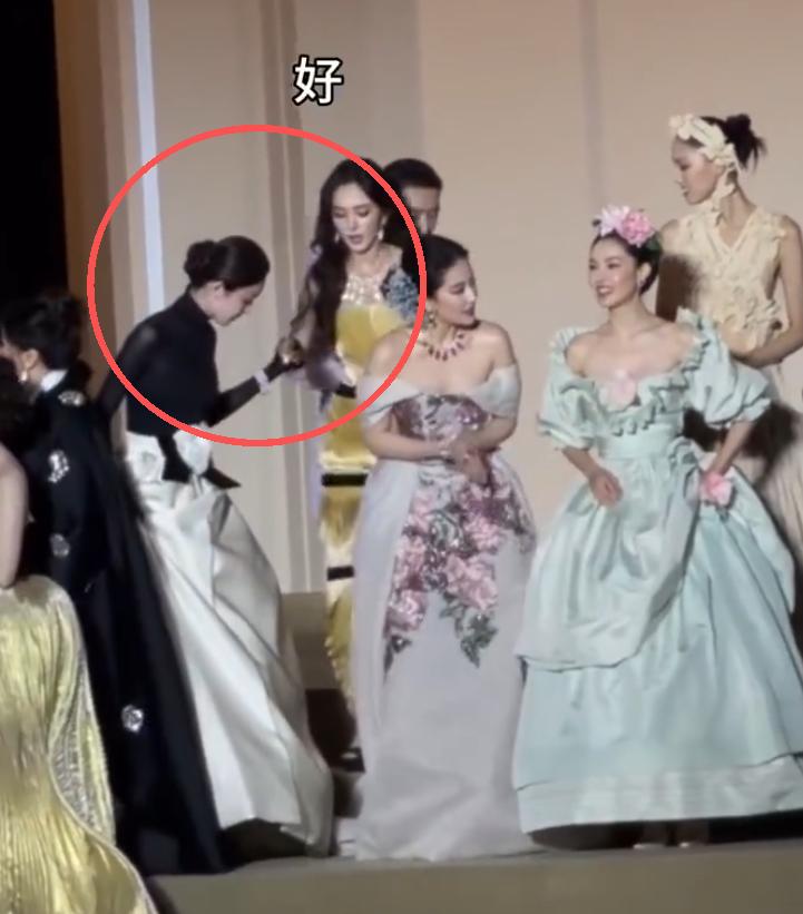 抢C事件重现？星光大赏，25岁女演员疑似抢位，粉丝为其证明清白