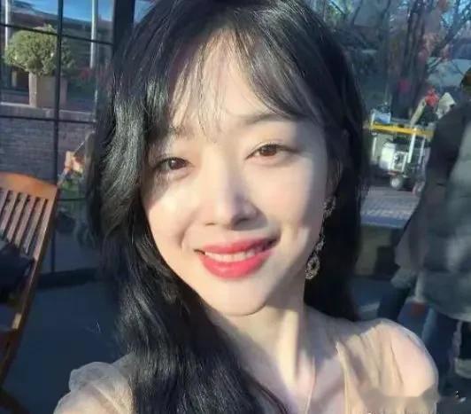 金秀贤尺度最大的电影,是和崔雪莉演的《真实》,细思极恐