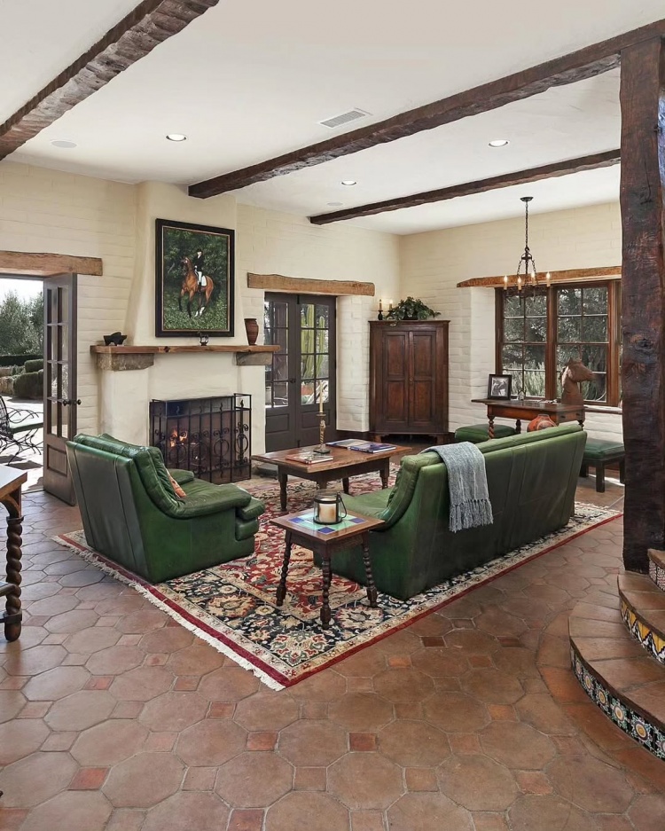 肯达尔-詹娜购置2300万牧场风格庄园 近期社媒晒拉伸照秀身材