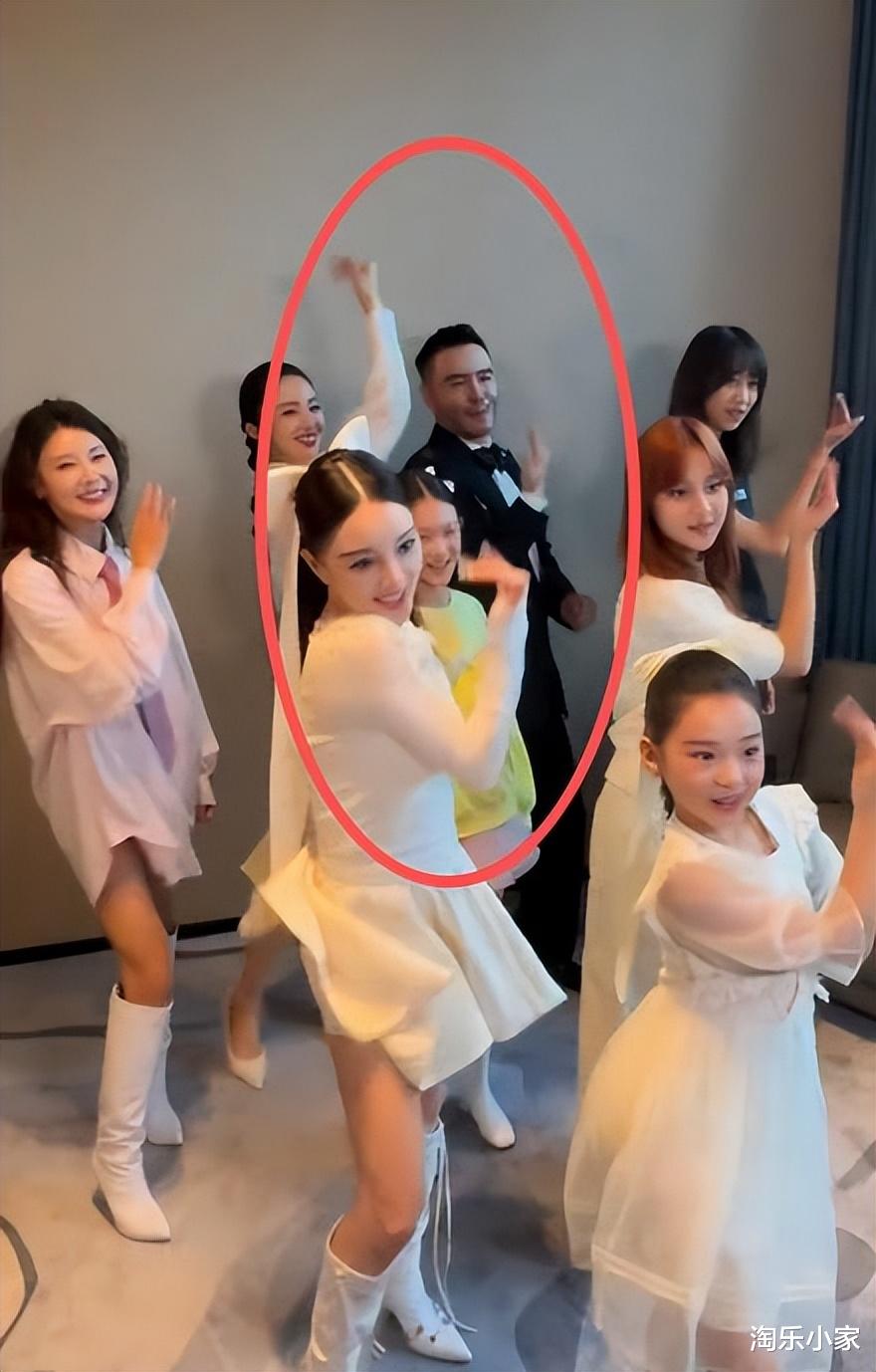 李小璐T台遭遇意外亲吻！女儿甜馨当场愣住，赵文卓表情意味深长