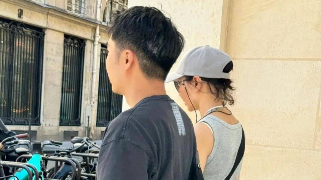 60岁张曼玉与一男子同游巴黎，打扮港风像30岁，气质很灵有少女感